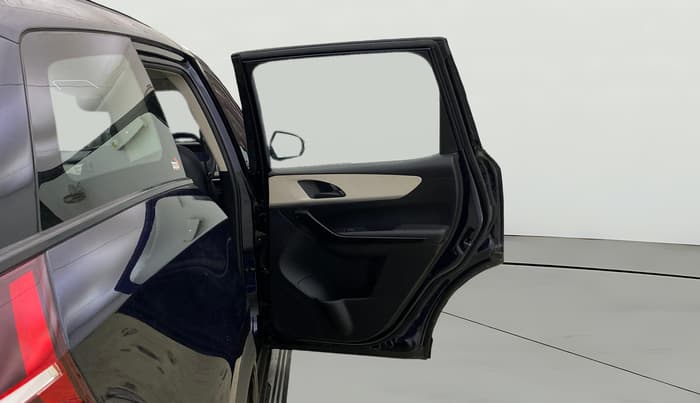 2023 Mahindra XUV700 AX 5 P AT 5 STR, Petrol, Automatic, 13,423 km, RHS Rear Door