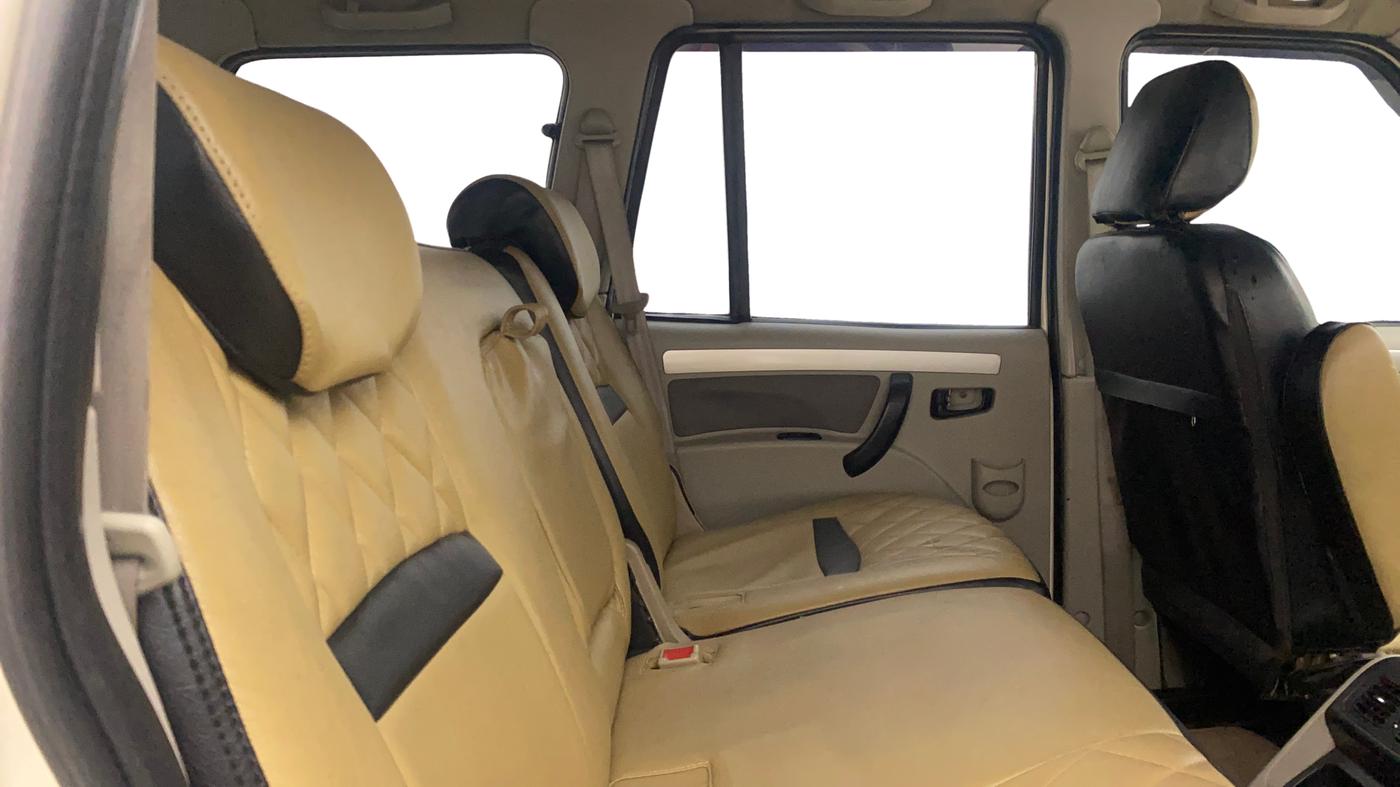 2016 Mahindra Scorpio S10 AT, Diesel, Automatic, 1,41,275 km, Right Side Rear Door Cabin