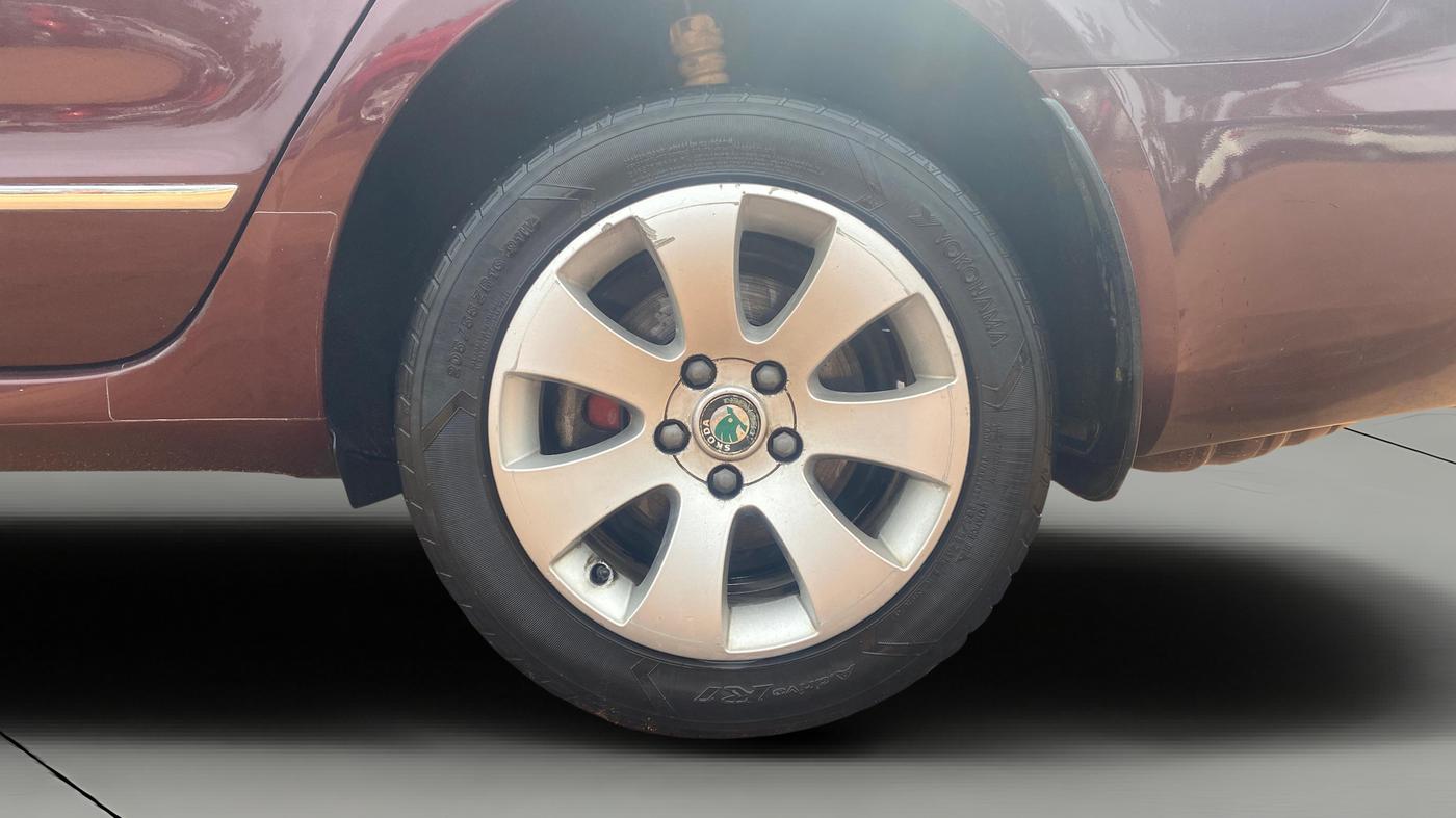 2012 Skoda Superb ELEGANCE 1.8 TSI AT, Petrol, Automatic, 75,502 km, Left Rear Wheel