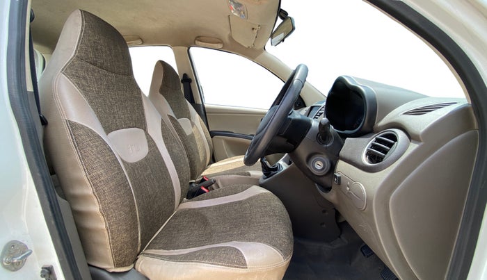 2016 Hyundai i10 MAGNA 1.1, CNG, Manual, 1,47,098 km, Right Side Front Door Cabin