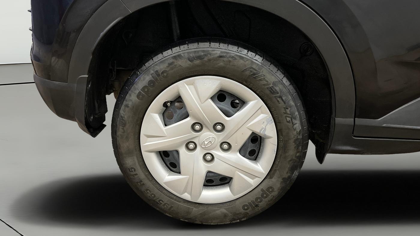 2022 Hyundai VENUE S 1.2, Petrol, Manual, 32,325 km, Right Rear Wheel