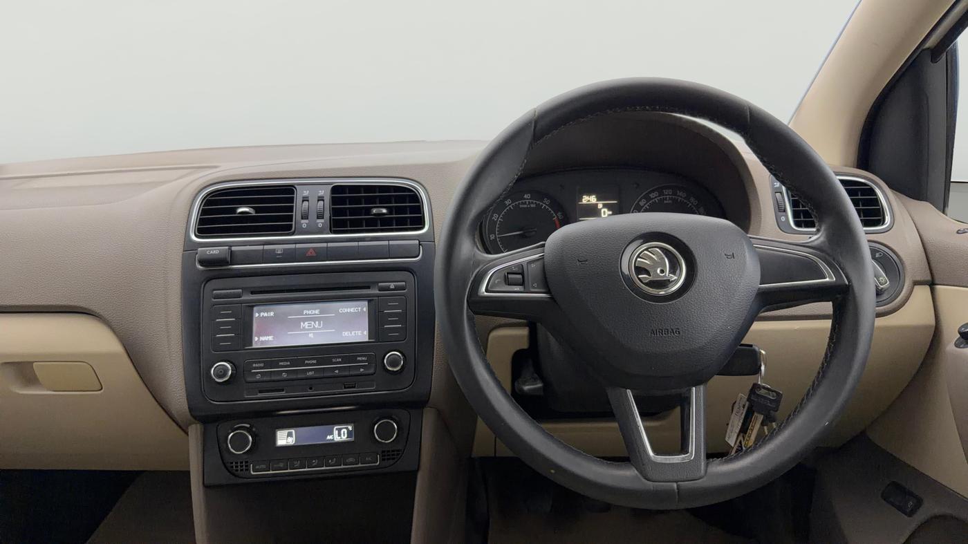 2015 Skoda Rapid 1.6 MPI ELEGANCE PLUS AT, Petrol, Automatic, 74,992 km, Steering Wheel Close Up