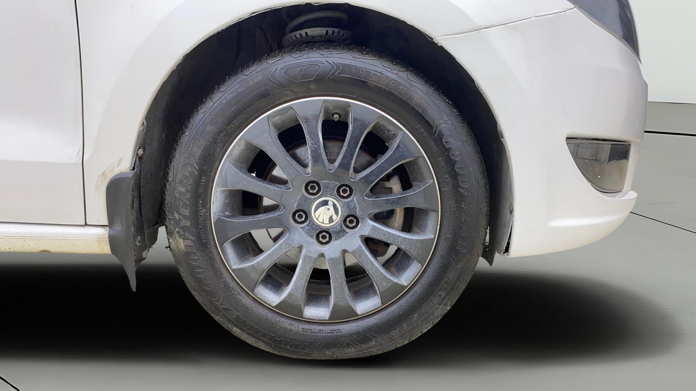 2014 Skoda Rapid 1.5 TDI CR ELEGANCE PLUS AT, Diesel, Automatic, 81,573 km, Right Front Wheel
