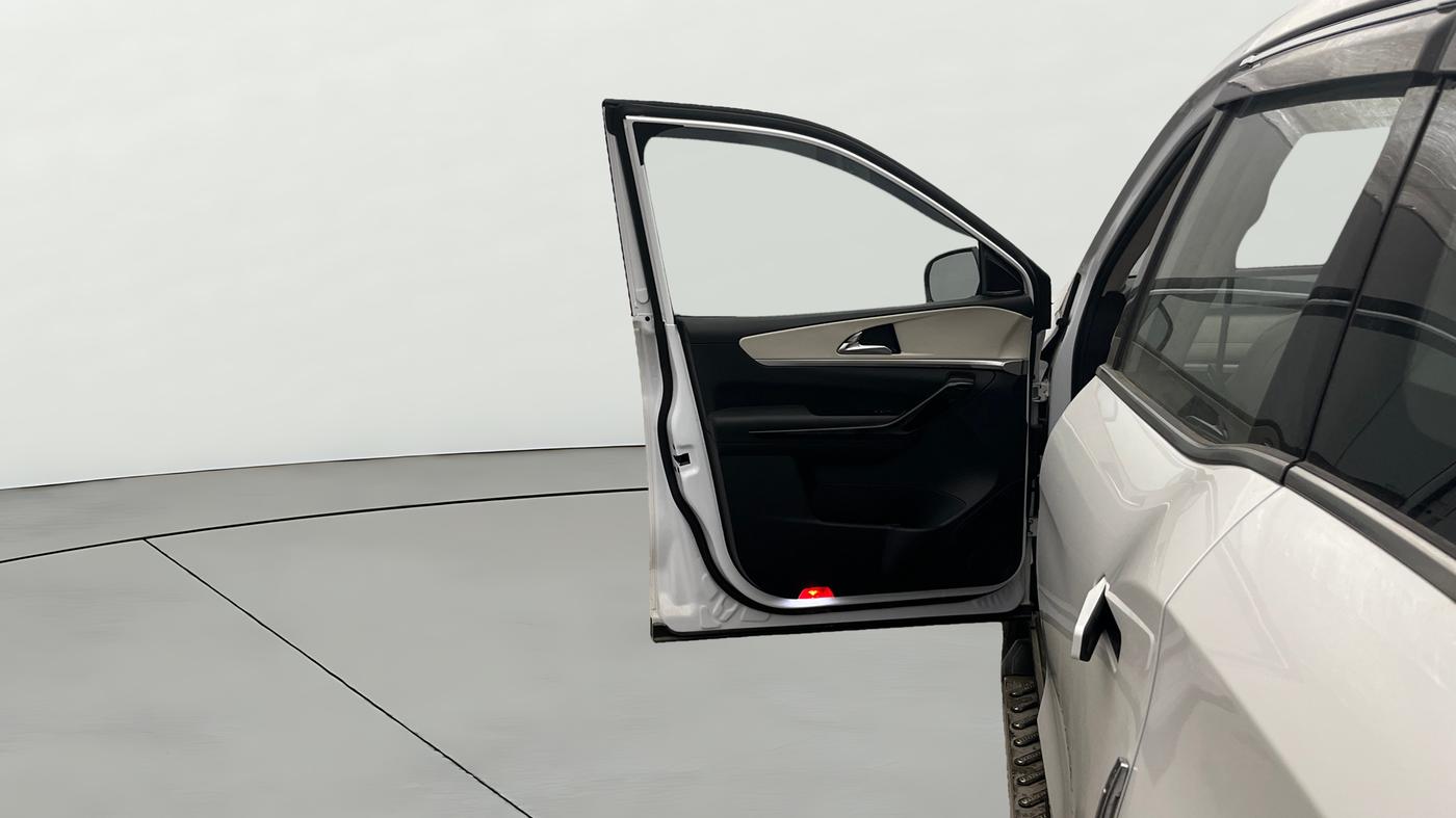 2025 Mahindra XUV700 AX 7 LUXURY P AT 7 STR, Petrol, Automatic, 2,511 km, LHS Front Door