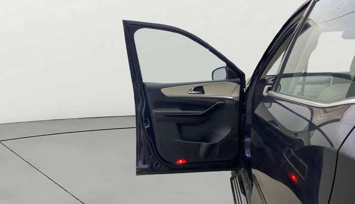 2021 Mahindra XUV700 AX 7 P AT 7 STR, Petrol, Automatic, 31,113 km, LHS Front Door