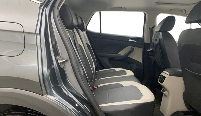 2022 Volkswagen TAIGUN TOPLINE 1.0 TSI MT, Petrol, Manual, 33,574 km, Right Side Rear Door Cabin