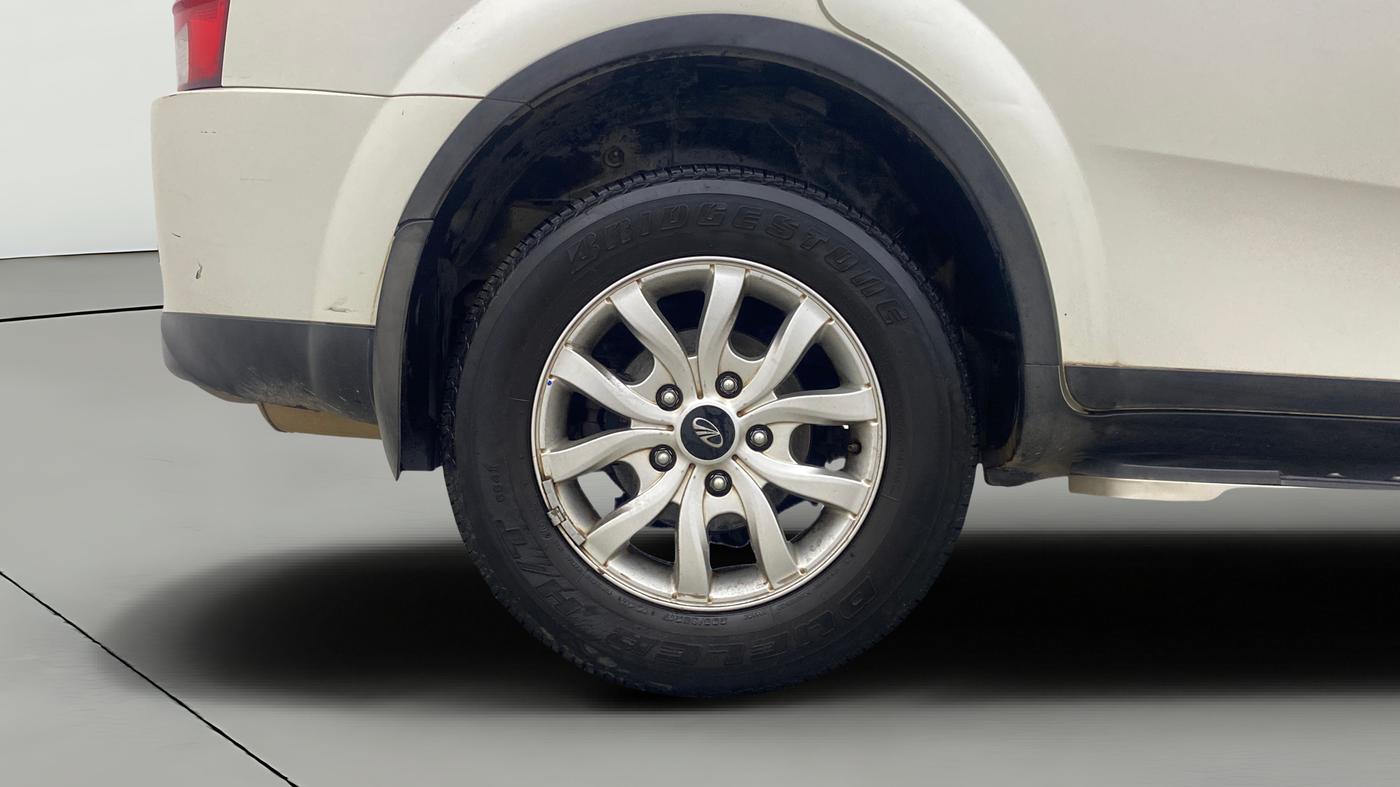 2017 Mahindra XUV500 W9 AT, Diesel, Automatic, 50,232 km, Right Rear Wheel