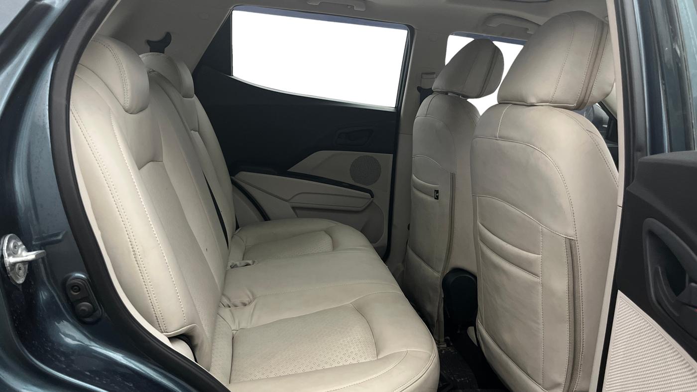 2024 Mahindra XUV300 W6 1.2 PETROL, Petrol, Manual, 19,182 km, Right Side Rear Door Cabin