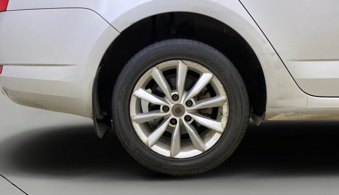 2016 Skoda Octavia STYLE PLUS AT 1.8 TSI, Petrol, Automatic, 65,982 km, Right Rear Wheel