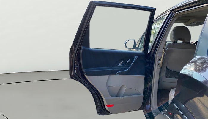 2016 Mahindra XUV500 W10 AT, Diesel, Automatic, 1,00,535 km, LHS Rear Door