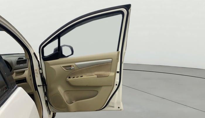 2015 Maruti Ertiga VXI, Petrol, Manual, 1,25,661 km, RHS Front Door
