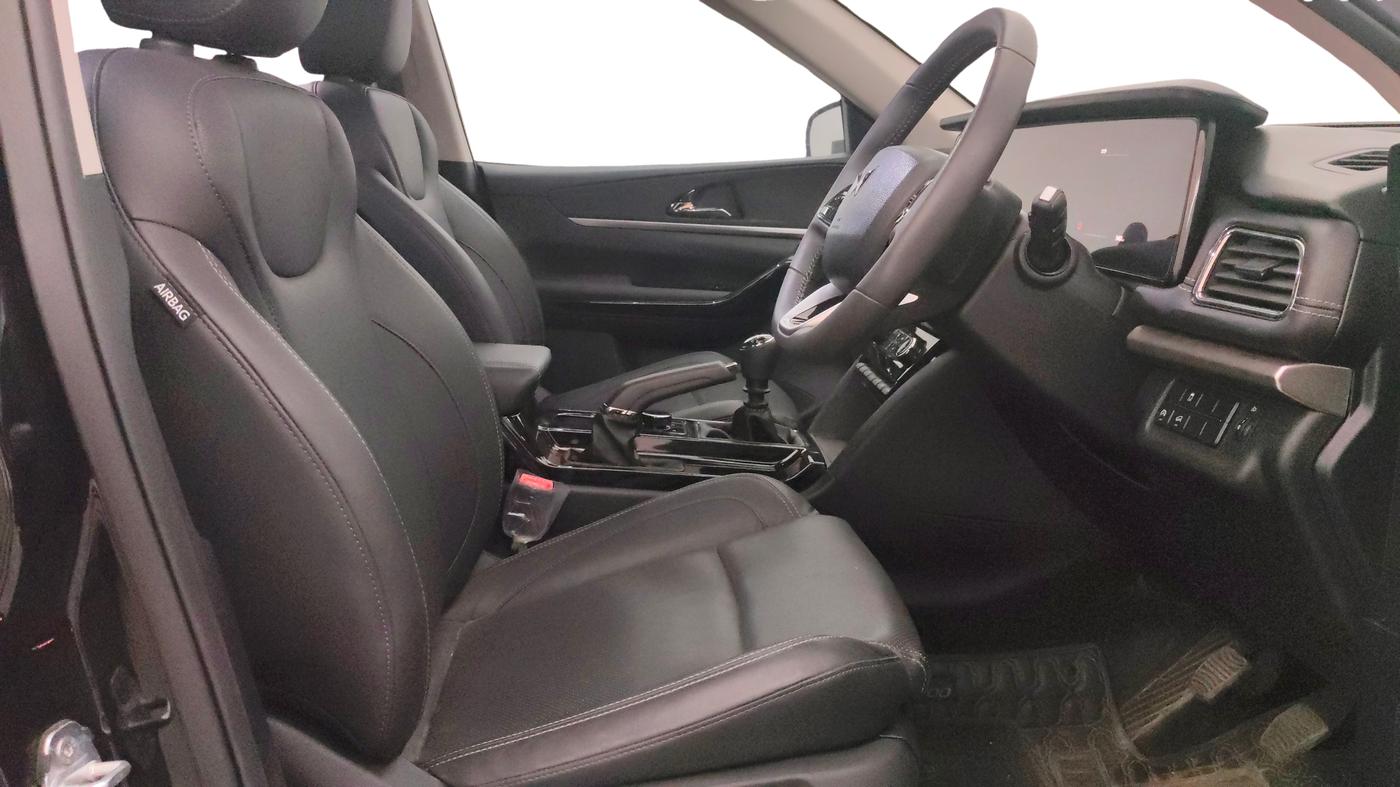 2025 Mahindra XUV700 AX 7 D MT 7 STR, Diesel, Manual, 9,461 km, Right Side Front Door Cabin
