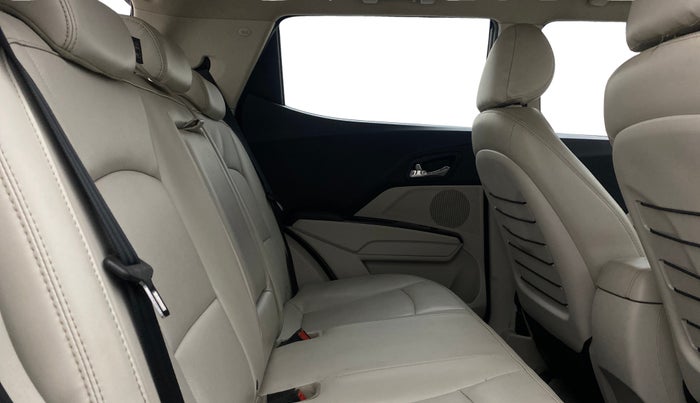2022 Mahindra XUV300 W8 (O) 1.2 PETROL, Petrol, Manual, 47,398 km, Right Side Rear Door Cabin