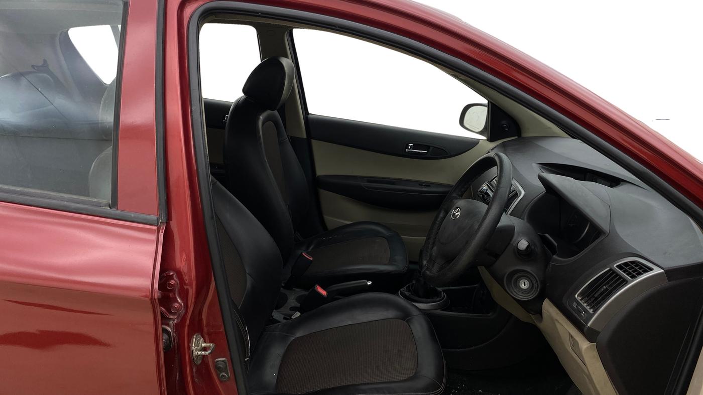 2014 Hyundai Elite i20 MAGNA 1.4 CRDI, Diesel, Manual, 1,03,711 km, Right Side Front Door Cabin