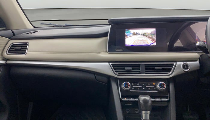 2021 Mahindra XUV700 AX 7 LUXURY P AT 7 STR, Petrol, Automatic, 1,21,757 km, Air Conditioner