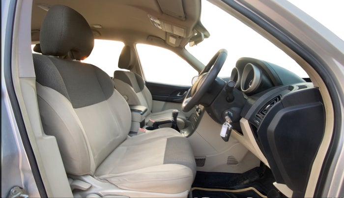 2017 Mahindra XUV500 W6, Diesel, Manual, 1,18,431 km, Right Side Front Door Cabin