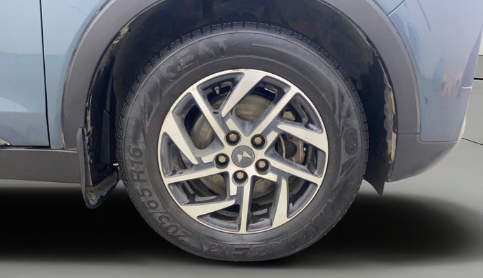 2023 Mahindra XUV300 W8 (O) 1.5 DIESEL, Diesel, Manual, 68,434 km, Right Front Wheel