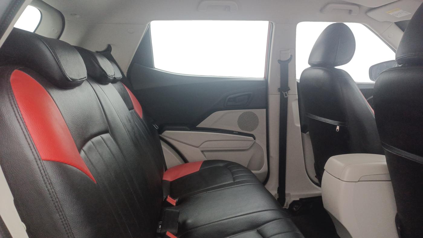 2019 Mahindra XUV300 W6 1.5 DIESEL, Diesel, Manual, 72,584 km, Right Side Rear Door Cabin