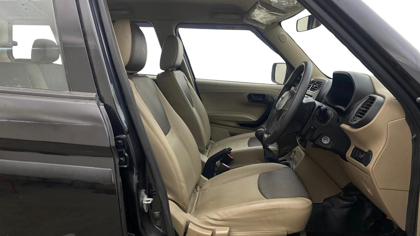 2023 Mahindra BOLERO NEO N 4, Diesel, Manual, 1,08,158 km, Right Side Front Door Cabin