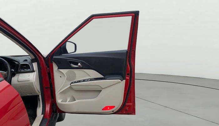 2021 Mahindra XUV300 W8(O) 1.2 PETROL DUAL TONE, Petrol, Manual, 49,232 km, RHS Front Door