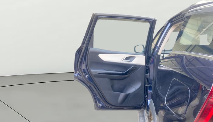 2021 Mahindra XUV700 AX 7 P AT 7 STR, Petrol, Automatic, 21,291 km, LHS Rear Door