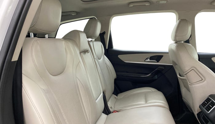 2021 Mahindra XUV700 AX 7 P AT 7 STR, Petrol, Automatic, 67,131 km, Right Side Rear Door Cabin