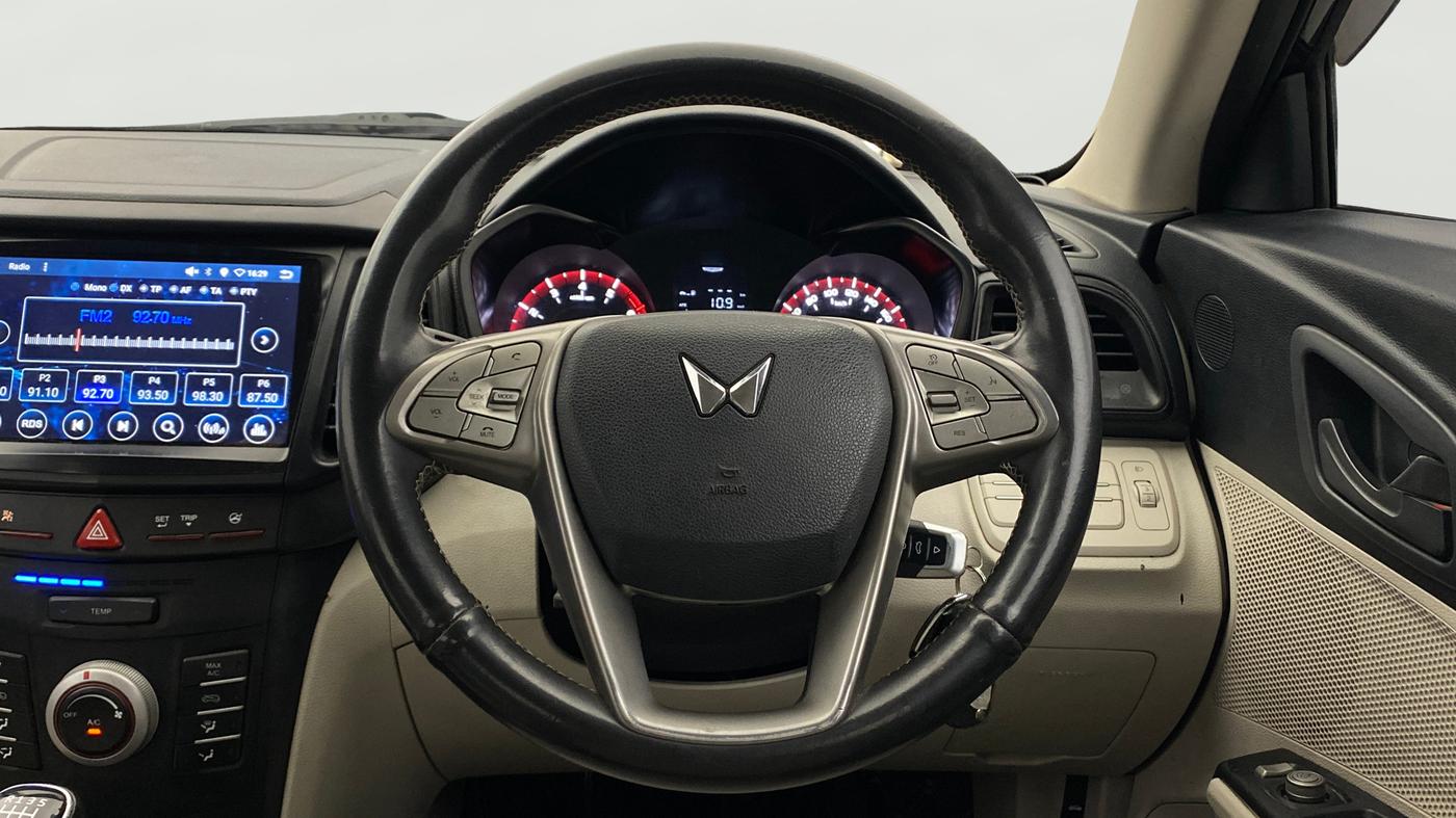 2022 Mahindra XUV300 W4 1.2 PETROL, Petrol, Manual, 1,08,779 km, Steering Wheel Close Up