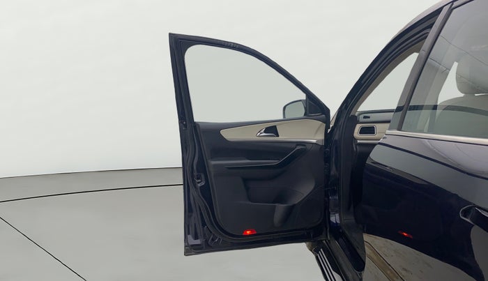 2023 Mahindra XUV700 AX 7 D AT 7 STR, Diesel, Automatic, 87,623 km, LHS Front Door