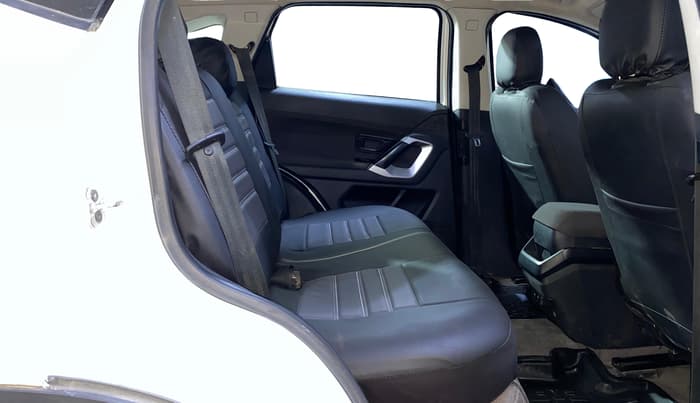 2022 Tata Harrier XMA SUNROOF 2.0L KRYOTEC, Diesel, Automatic, 1,20,097 km, Right Side Rear Door Cabin