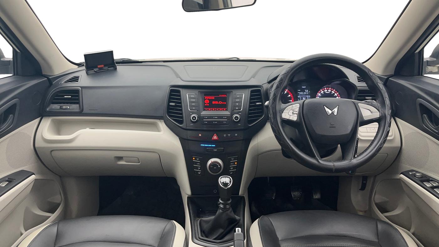 2022 Mahindra XUV300 W6 1.2 PETROL, Petrol, Manual, 20,824 km, Dashboard