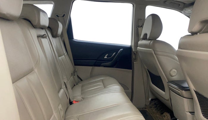 2015 Mahindra XUV500 W10, Diesel, Manual, 83,012 km, Right Side Rear Door Cabin