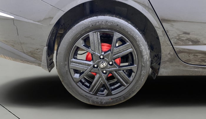 2024 Hyundai Verna SX (O) 1.5 TURBO PETROL MT, Petrol, Manual, 28,001 km, Right Rear Wheel