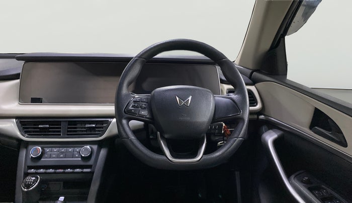 2022 Mahindra XUV700 AX 3 P MT 5 STR, Petrol, Manual, 74,579 km, Steering Wheel Close Up