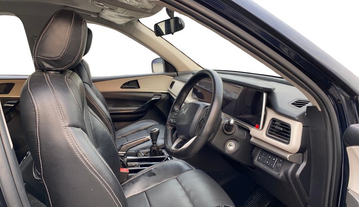 2022 Mahindra XUV700 AX 5 P MT 5 STR, Petrol, Manual, 69,318 km, Right Side Front Door Cabin