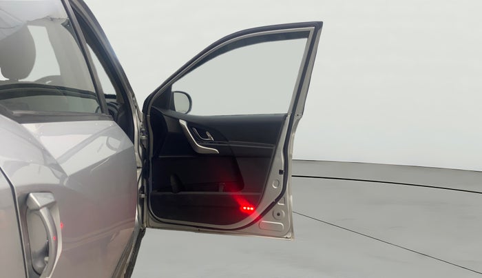 2018 Mahindra XUV500 W9 AT, Diesel, Automatic, 75,785 km, RHS Front Door