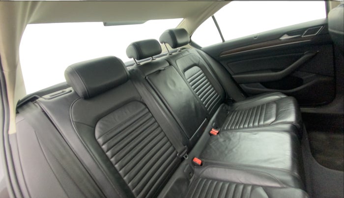 2018 Volkswagen Passat HIGHLINE DSG, Diesel, Automatic, 1,08,680 km, Right Side Rear Door Cabin