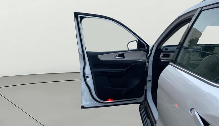 2021 Mahindra XUV700 AX 7 LUXURY D AT 7 STR, Diesel, Automatic, 77,604 km, LHS Front Door