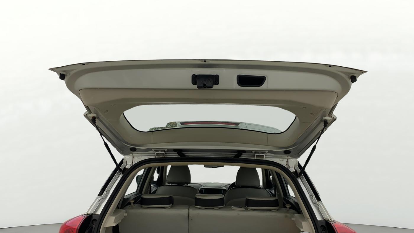 2020 Mahindra XUV300 W8 (O) 1.2 PETROL, Petrol, Manual, 40,915 km, Boot Door Open