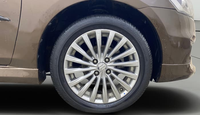 2015 Maruti Ciaz ZXI, Petrol, Manual, 1,05,449 km, Right Front Wheel
