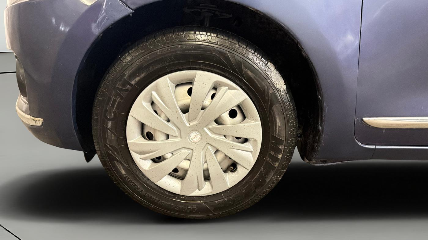 2017 Maruti Dzire LXI, CNG, Manual, 94,050 km, Left Front Wheel