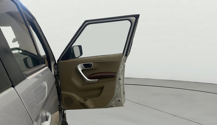 2015 Mahindra TUV300 T8, Diesel, Manual, 96,628 km, RHS Front Door