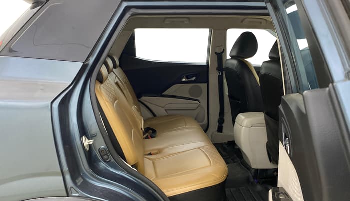 2021 Mahindra XUV300 W8 1.2 PETROL, Petrol, Manual, 50,918 km, Right Side Rear Door Cabin