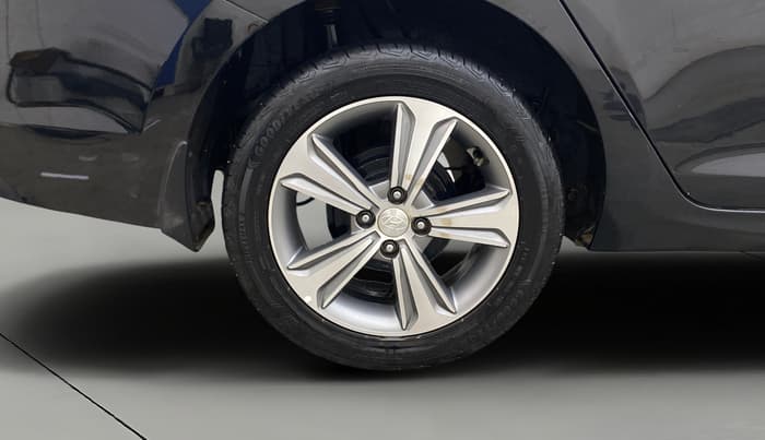 2018 Hyundai Verna 1.6 VTVT SX (O) AT, Petrol, Automatic, 81,555 km, Right Rear Wheel