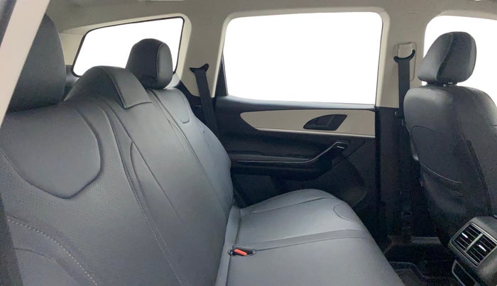 2022 Mahindra XUV700 AX 5 P AT 5 STR, Petrol, Automatic, 28,300 km, Right Side Rear Door Cabin
