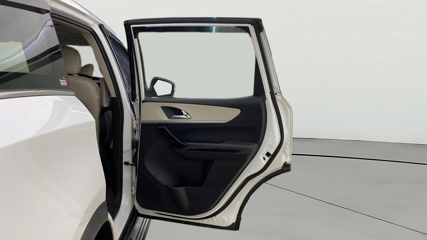 2023 Mahindra XUV700 AX 7 LUXURY P AT 7 STR, Petrol, Automatic, 33,773 km, RHS Rear Door