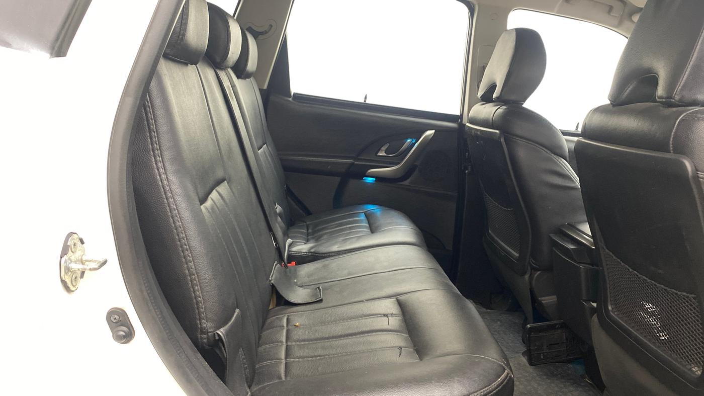 2019 Mahindra XUV500 W7, Diesel, Manual, 1,40,404 km, Right Side Rear Door Cabin