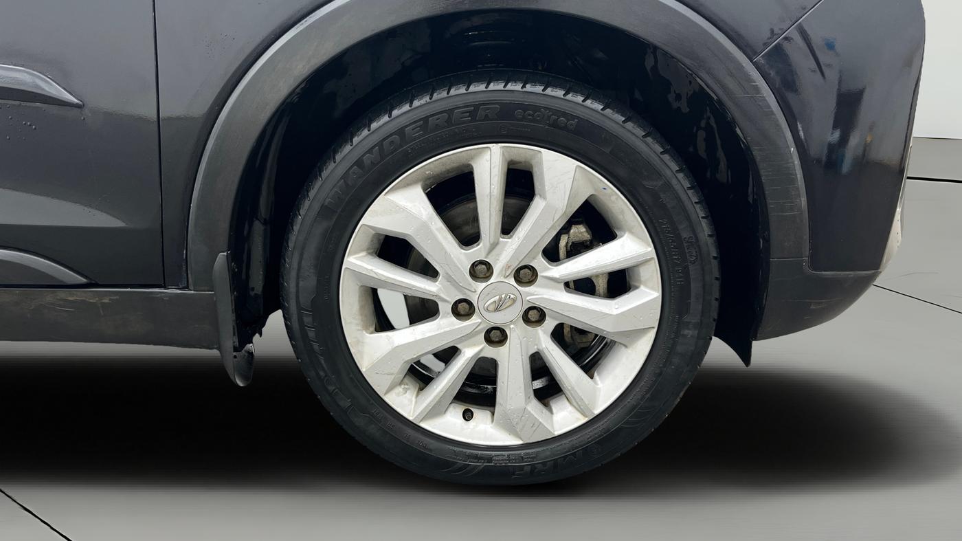 2019 Mahindra XUV300 W8 1.2 PETROL, Petrol, Manual, 55,445 km, Right Front Wheel