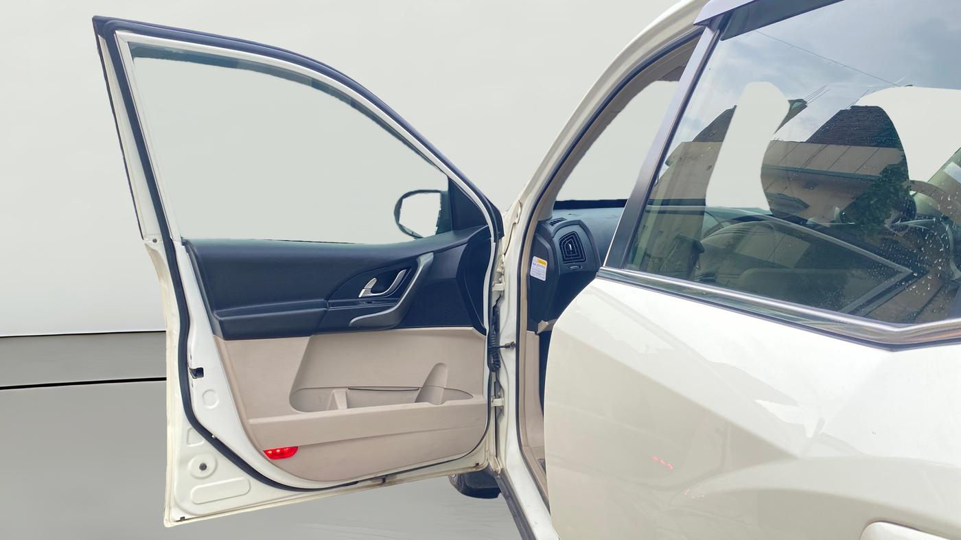 2015 Mahindra XUV500 W10, Diesel, Manual, 77,864 km, LHS Front Door