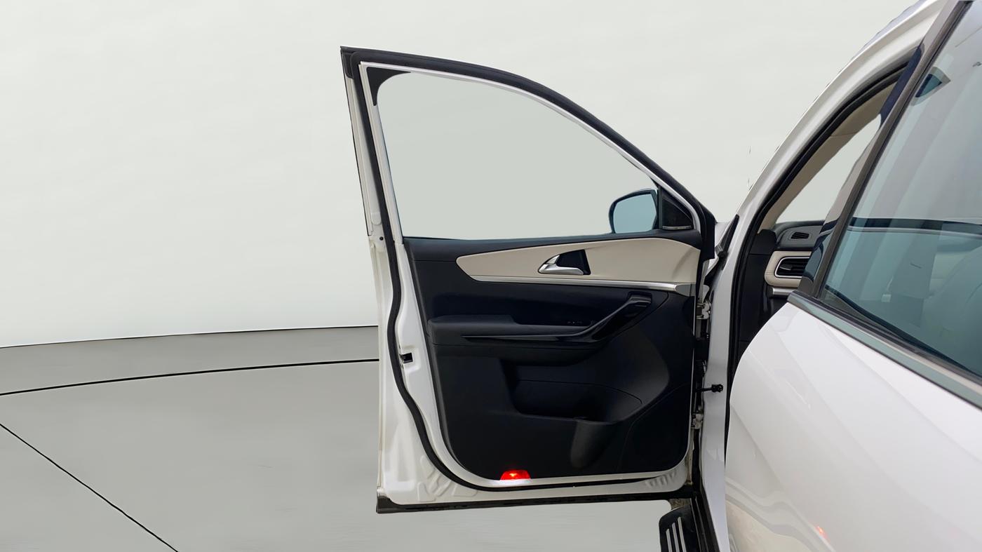 2022 Mahindra XUV700 AX 7 LUXURY P AT 7 STR, Petrol, Automatic, 63,719 km, LHS Front Door