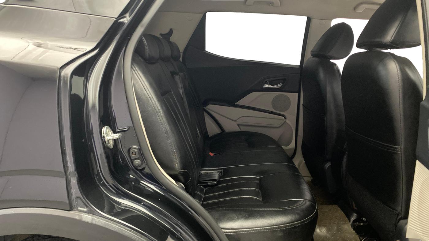 2020 Mahindra XUV300 W8 1.5 DIESEL, Diesel, Manual, 1,18,911 km, Right Side Rear Door Cabin